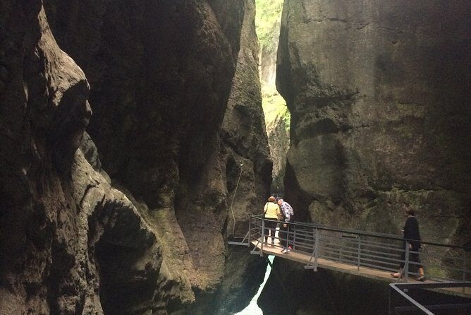 Best of Bernese Oberland Tour from Zurich - Stop 3: Giessbach Falls, the 200-year hotel lunch moment, and Lake Brienz views