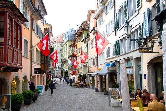 Explore Zurich in 60 minutes with a Local - Rathaus and the political soul of Zurich