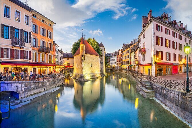 Full-Day Private Tour from Geneva to Annecy - Annecy Old Town and Palais de l’Isle: your first taste of the canals