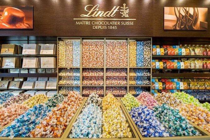 LINDT Home of Chocolate, Cruise On Lake Zurich And Old Town Walking Tour - Lindenhof Hill: the best view for minimal effort