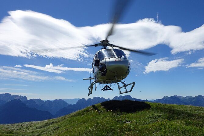 Private helicopter flight to Stockhorn mountain, with view to the Swiss Alps - Thun Castle and the Aare: getting your bearings from above