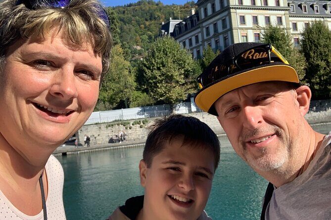 Thun Scavenger Hunt and Sights Self-Guided Tour - Pacing, languages (German/French), and family-friendly energy