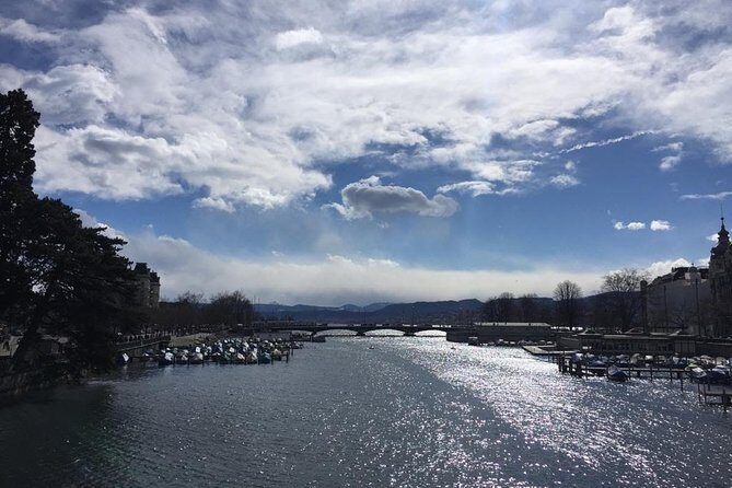Walking tour of Zurich - your first overview of the city (Private Tour) - The Limmat: the river that ties Zurich together