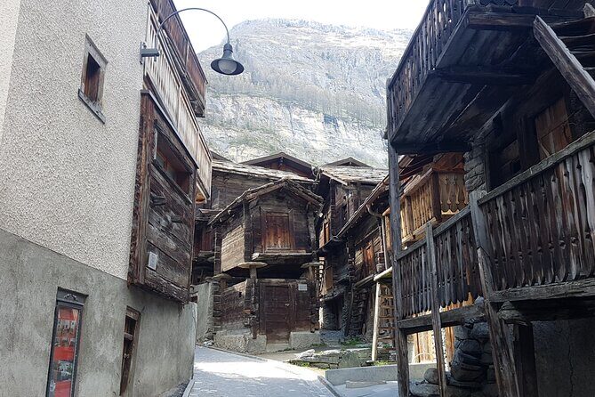 Zermatt 2-Hour Small Group Village Walk - Gourmetweg: modern architecture and winter ice on the same path